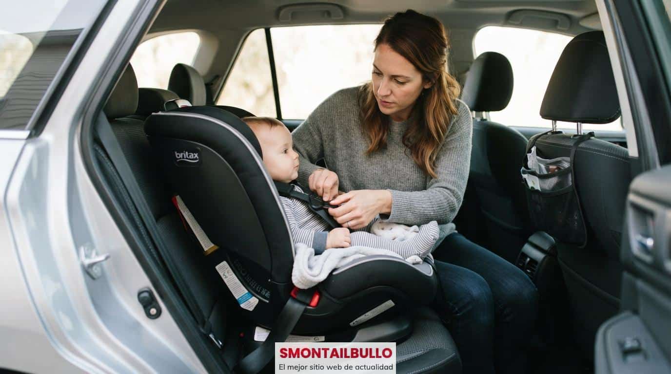 Madre ajustando una silla de coche para bebé
